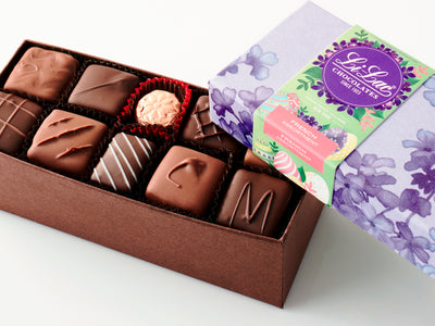 An open box showing the chocolate pieces with an Easter-motive sleeve on the box top